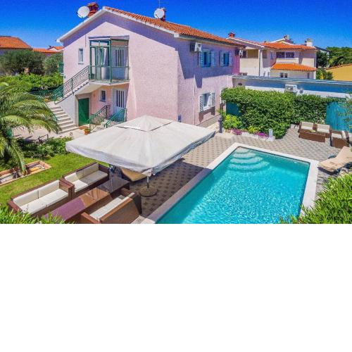 Strandnahes Ferienhaus mit zwei Wohnungen, Terrasse und einem Garten mit Pool
