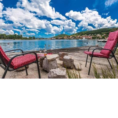 Strandnahes Steinhaus mit Whirlpool und Garten