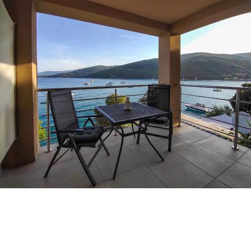 Studio apartment above promenade w terrace & parking
