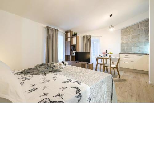 Studio Apartments Petar in old part of town