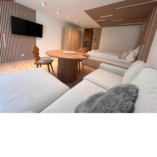 Studio mit Indoor Pool und Garten-Renovierung Mai 2024