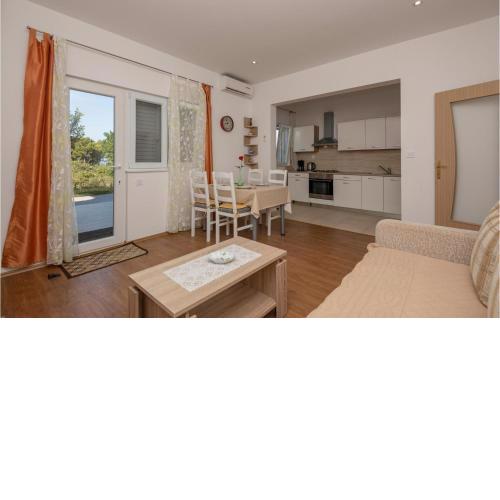 Stunning Apartment In Makarska With Kitchen