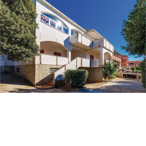 Stunning Apartment In Mandre With Wifi