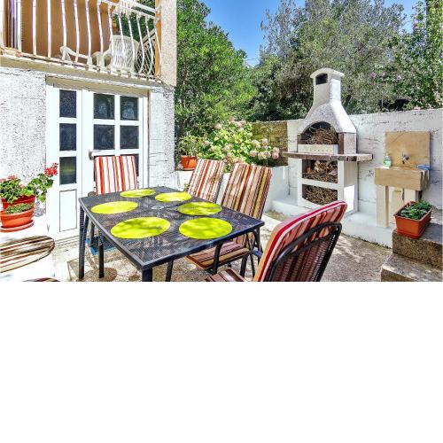 Stunning Apartment In Podgora With Kitchen