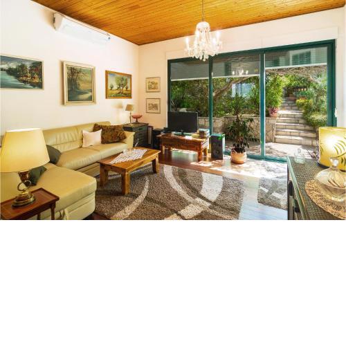 Stunning Apartment In Postira With Wifi