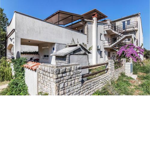 Stunning Apartment In Pula With Kitchen