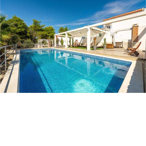 Stunning Apartment In Vir With Wifi