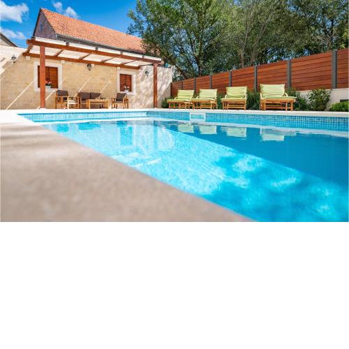 Stunning Home In Dicmo With Kitchen