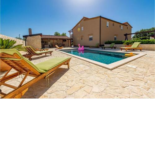 Stunning Home In Galovac With Wifi