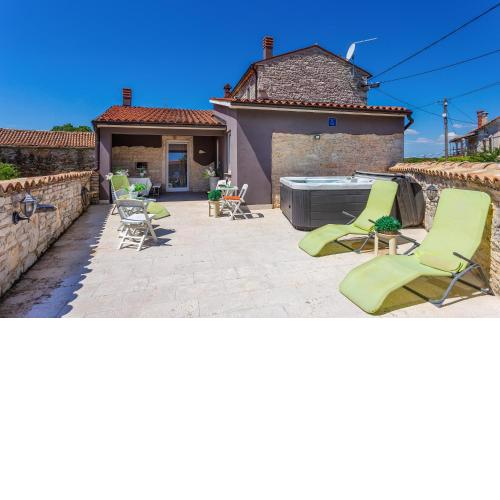 Stunning Home In Hrboki With Wifi