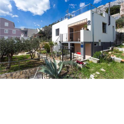 Stunning Home In Marusici Omis With Kitchen