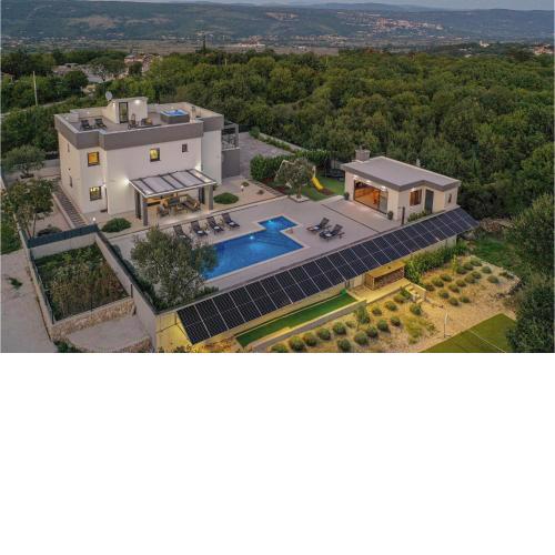 Stunning Home In Poljica With Jacuzzi