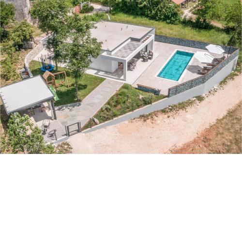 Stunning Home In Tinjan With Jacuzzi