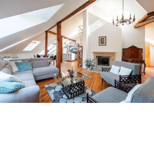 Stylish 2-level apartment near the National Theatre