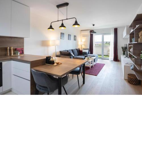 Stylish 2BDR Apartment- Free Garage