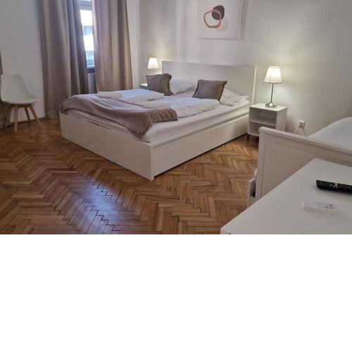 Stylish 2BR Apt for Groups, Up to 5P at Margareten