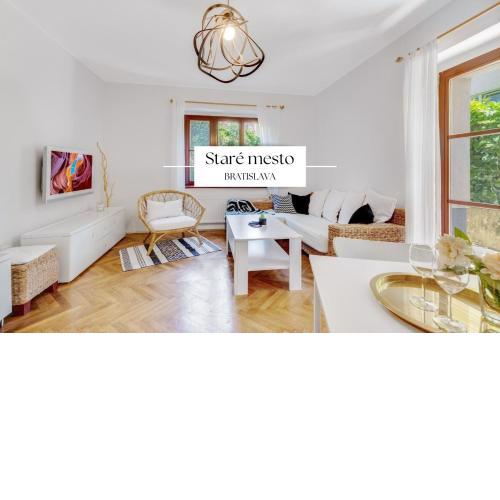 Stylish historical apartment + BACKYARD