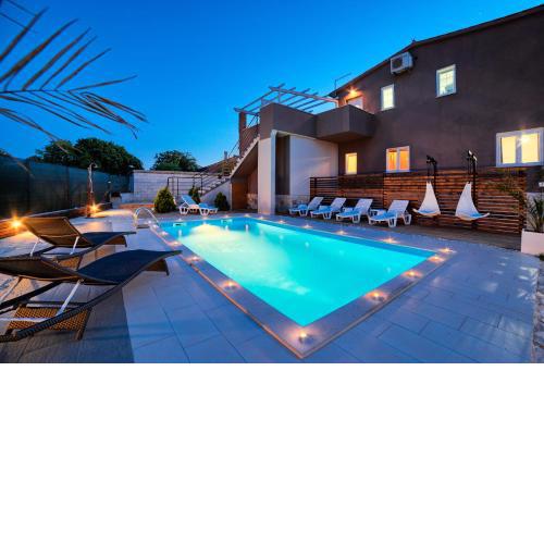 Stylish & luxury villa with pool, biliard, extra pool heating available - WiiBuk