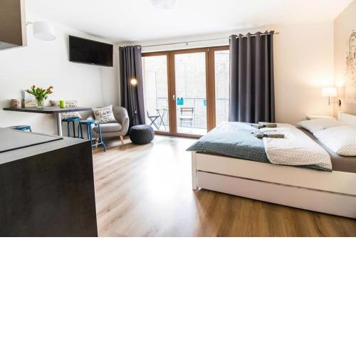 Stylish Studio with Balcony, 12 Min to City Centre, Free Netflix & WiFi