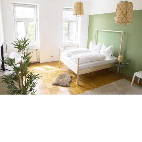 Sunny Apartment near Belvédère Castle