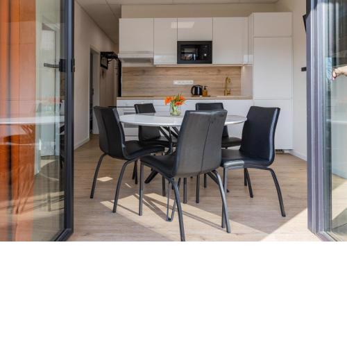 Sunny Apartment With Free Parking