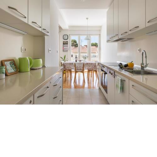 Sunny City Getaway close to all + View