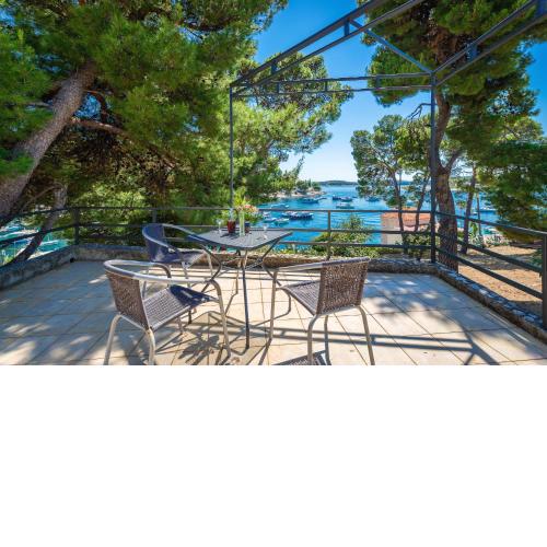 Sunny Days ''Sara'' - Hvar