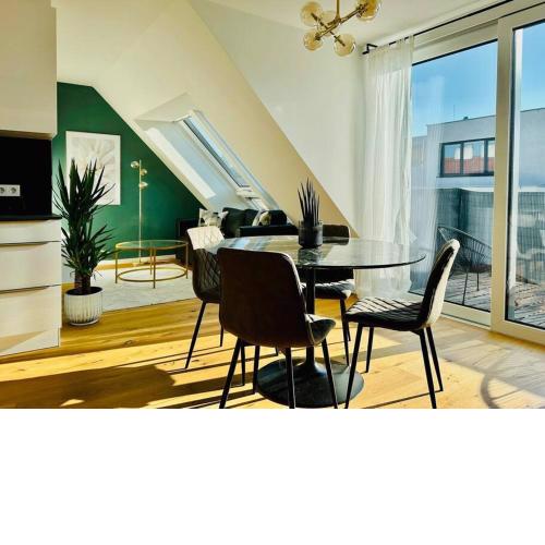 Sunny Terrace Penthouse with AC - Self Check-In