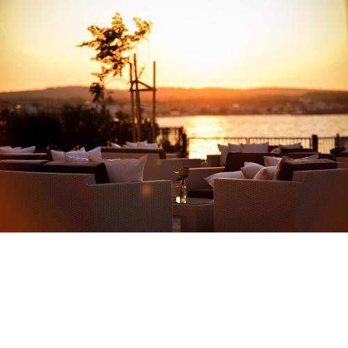 Sunset Deluxe Apartments