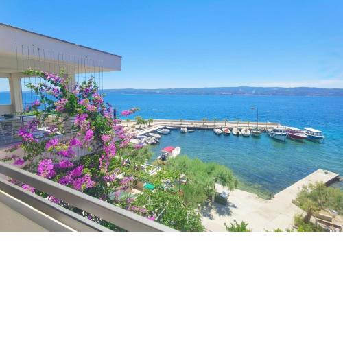 The penthouse apartment, first row by the sea, Beach House Ana