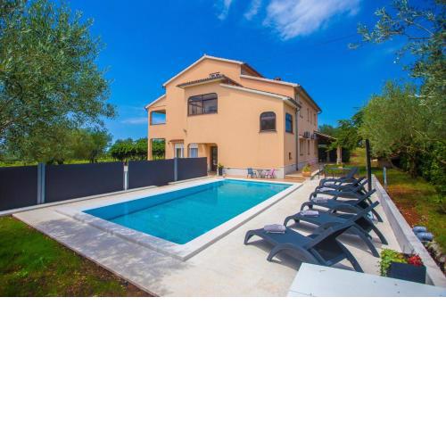 Three-Bedroom Apartment Mir with Private Infinity Pool