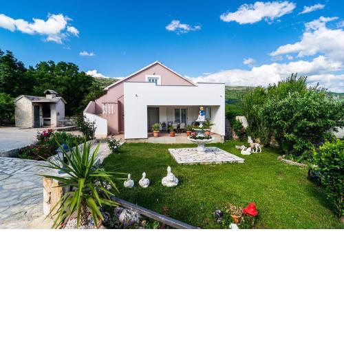 Three-Bedroom Holiday Home in Dabar