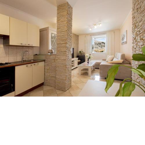 Toncica Sunny terrace with seaview and shaded BBQ area