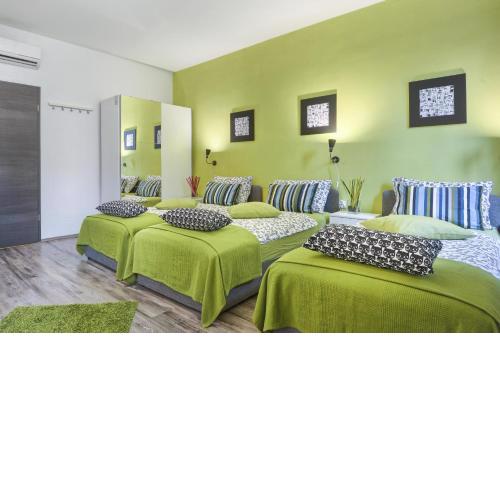 Top Center Rooms & Studio