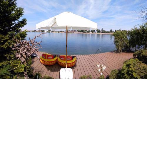 TopSenec-Lakeside Home
