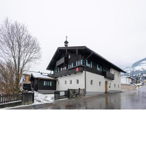 Traditional Holiday Home with Sauna in Niedernsill