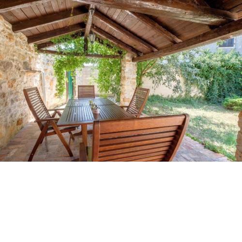 Traditionelle Steinvilla mit privatem Garten