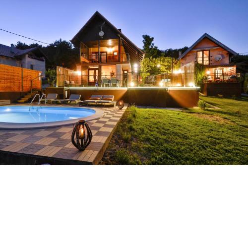 Twin Oasis Retreat with Pool & Spa - Happy Rentals