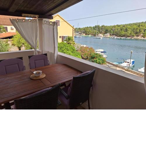 Two-bedroom apartment with sea view,big terrase and garden