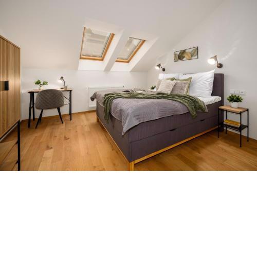 Two-bedroom apartment with workspace and Netflix in Nusle by Prague Days
