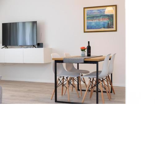 Two Flowers Luxury Apartment