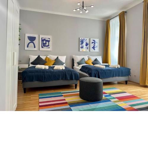 Very Spacious Apartment with a Wintergarden and Terrace, 1 Minute to Tram Station