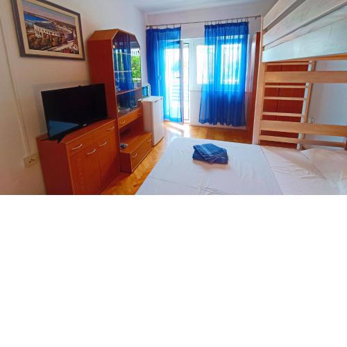 Vesna - room with private bathroom near sea