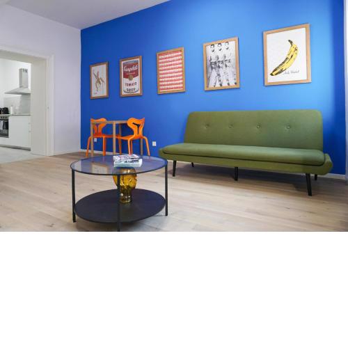 Vibrant Design Apartments - Full Kitchen - Wi-Fi - 18 Mins to City Centre