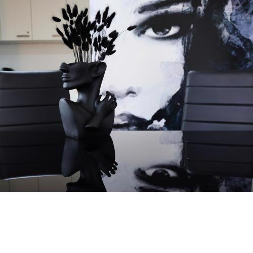 Vienna's Modern Black Beauty - Couples & Family-Friendly apartment