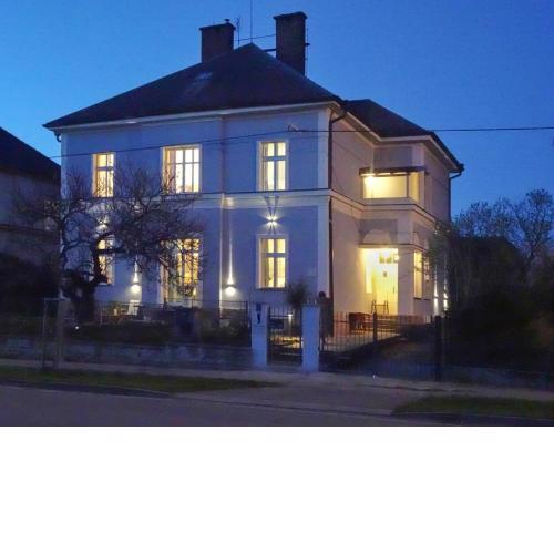 VILA OPOČNO