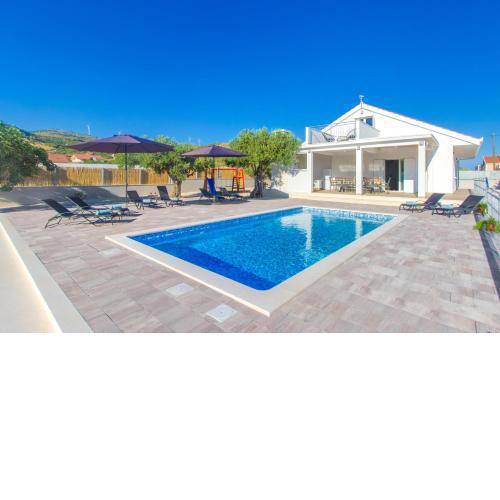 Villa Antonia with heated pool