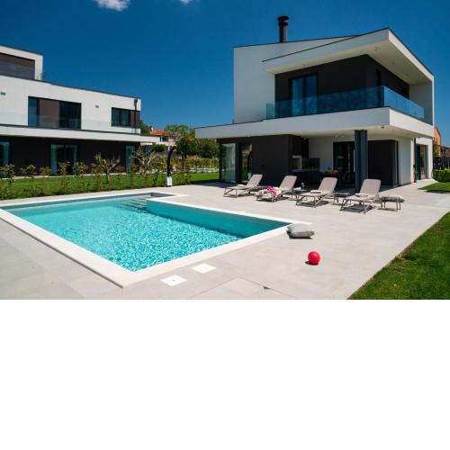 Villa Arestea in Vodnjan with sea view, wellness & playground