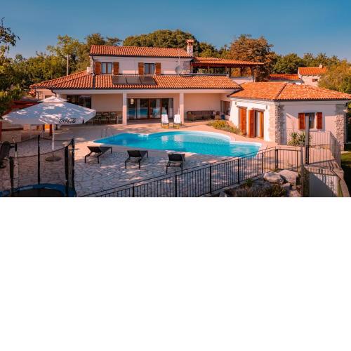 Villa Arton heated swimming-pool