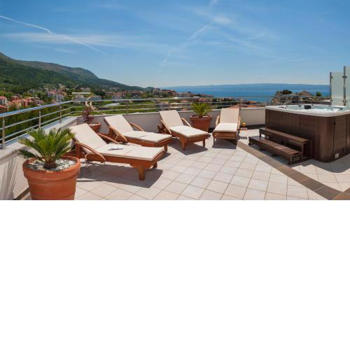Villa Arya with heated swimming pool, roof hot tub, sauna and gym near the beach